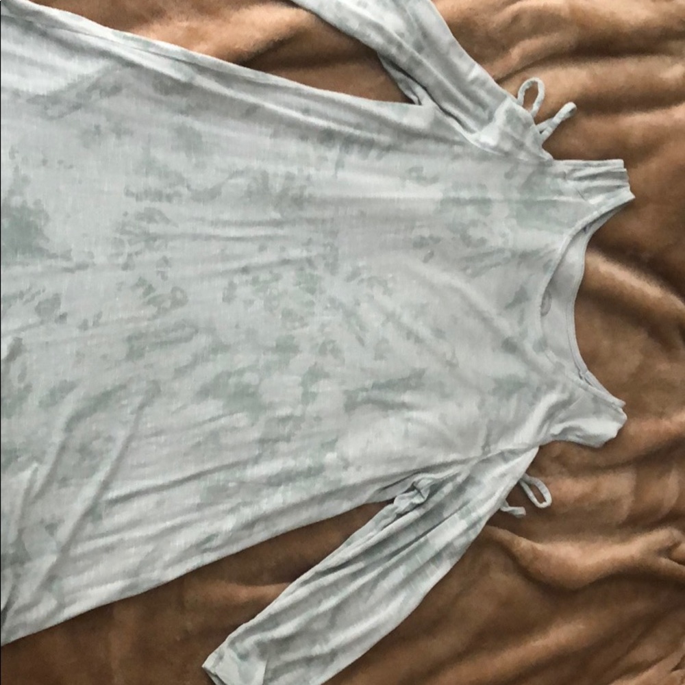 Blouse w open shoulders